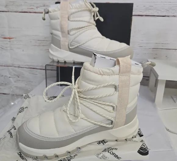 NWT Womens Thermoball The North Face Size 6