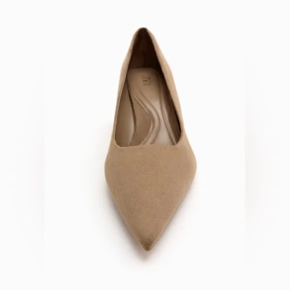 NWT. Zara Sand Brown Block Heel Court Shoes. Size 7,5, 9.
