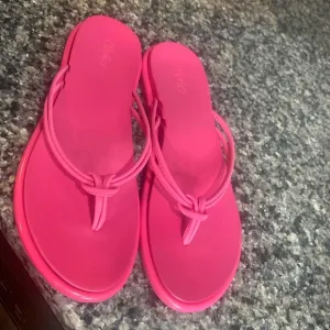 OluKai  Aka women’s sandals, flip flops pink Sz 8