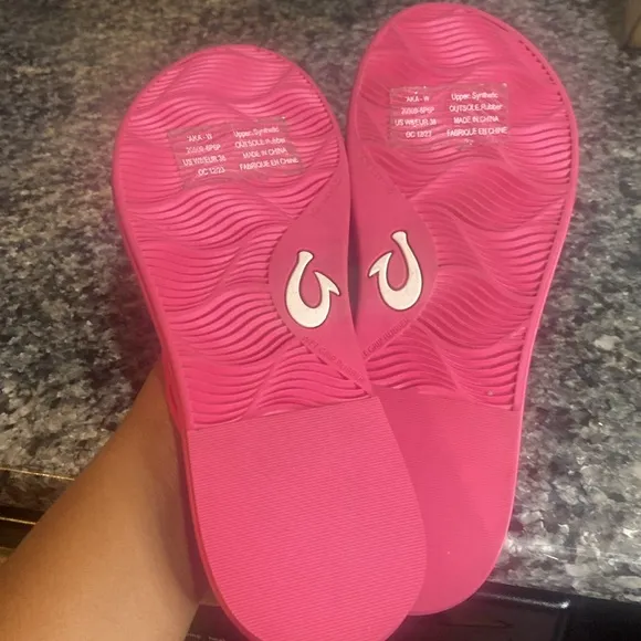 OluKai  Aka women’s sandals, flip flops pink Sz 8