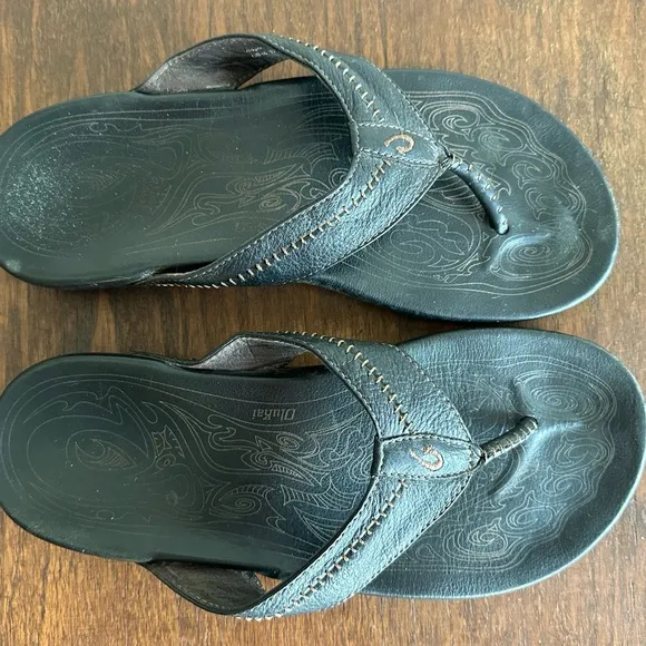 Olukai black leather Hiapo flip flops/ sandals/ US M 12