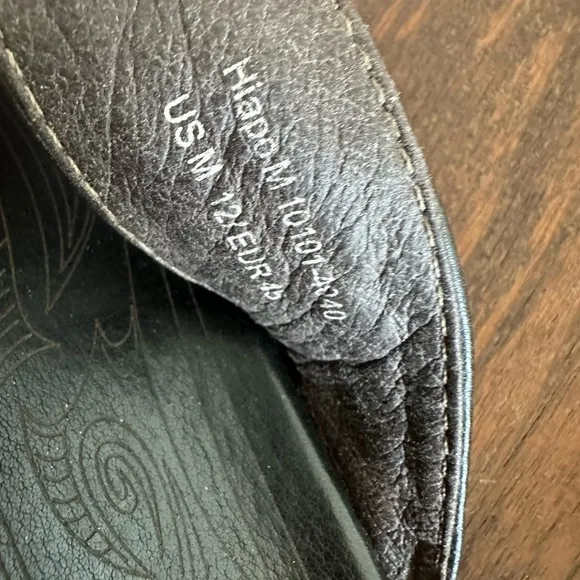 Olukai black leather Hiapo flip flops/ sandals/ US M 12