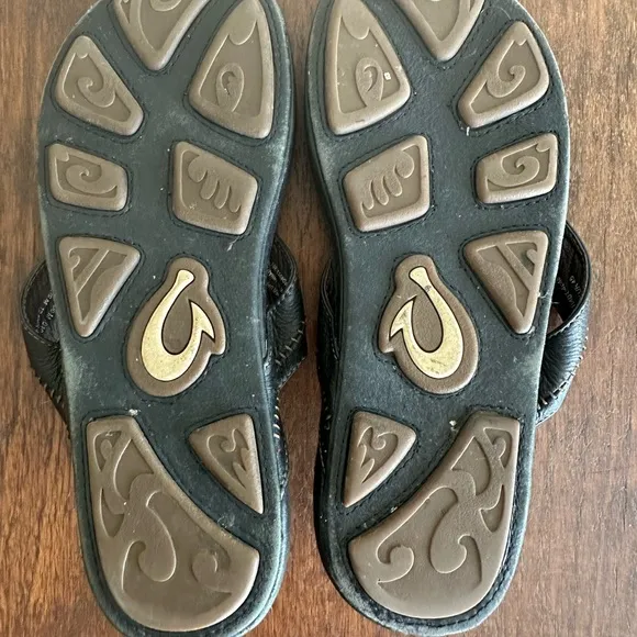 Olukai black leather Hiapo flip flops/ sandals/ US M 12