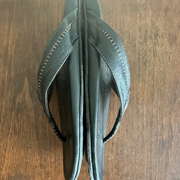 Olukai black leather Hiapo flip flops/ sandals/ US M 12