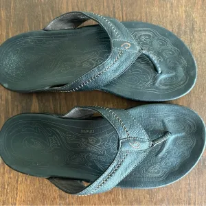 Olukai black leather Hiapo flip flops/ sandals/ US M 12
