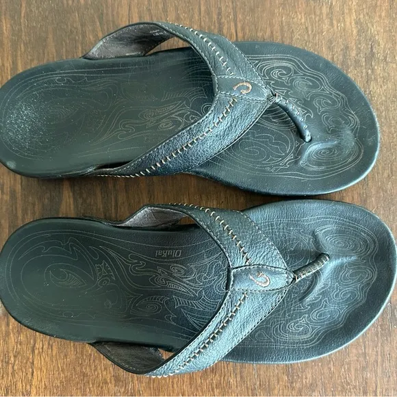 Olukai black leather Hiapo flip flops/ sandals/ US M 12