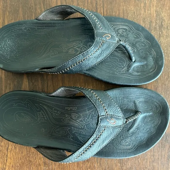 Olukai black leather Hiapo flip flops/ sandals/ US M 12