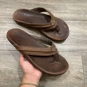 OluKai Mea Ola Brown Leather Embroidered Sandals Flip Flops Comfort Mens Size 13