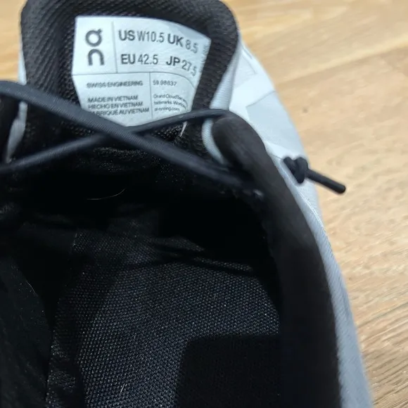 On Cloud 5 waterproof women’s size 10.5