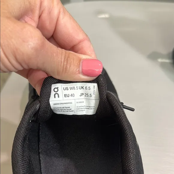 On Running Women’s waterproof Black Shoes