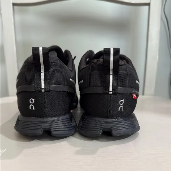 On Running Women’s waterproof Black Shoes