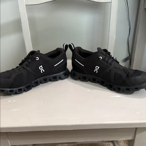 On Running Women’s waterproof Black Shoes