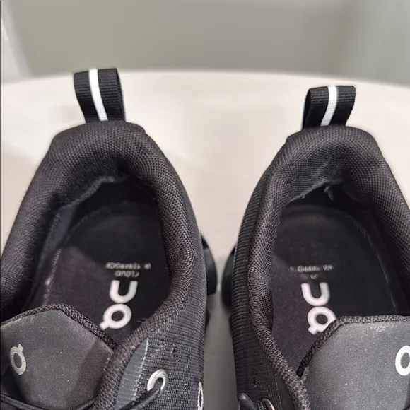 On Running Women’s waterproof Black Shoes