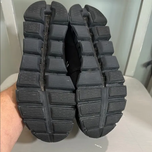 On Running Women’s waterproof Black Shoes