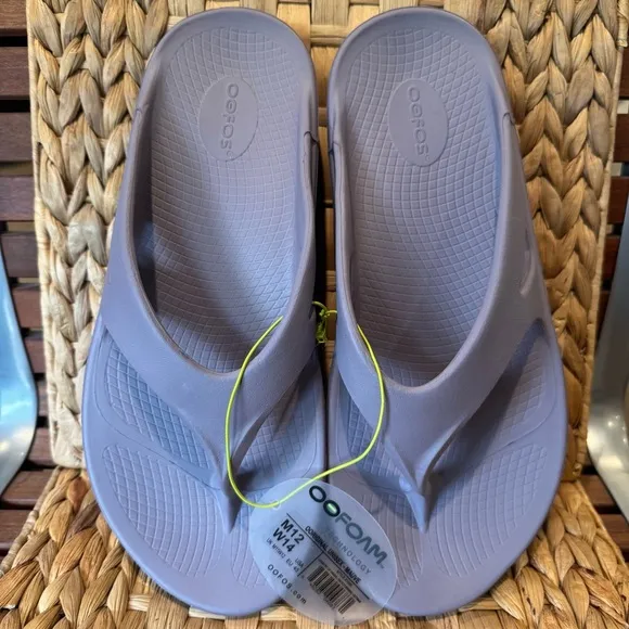OOFOS Mens 12 Womens 14 Sandals Flip flops Slippers mauve -pale purple