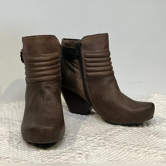 OTBT Dark taupe RED‎ BANK heeled ankle boots size 7.5.