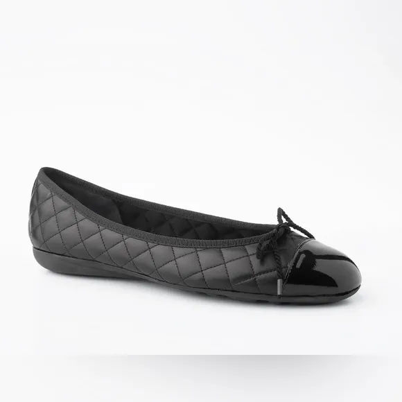 Paul Mayer Black Quilted Ballet Flat w/Patent Toe Cap. Size 7. EUC