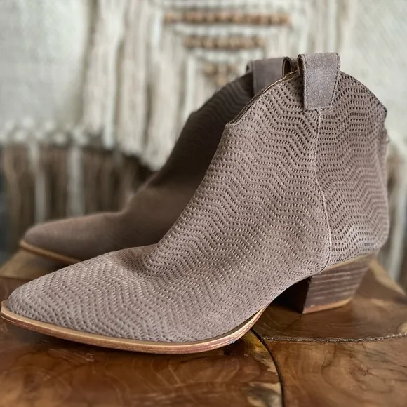 Perfect western booties pointy toe country style boots