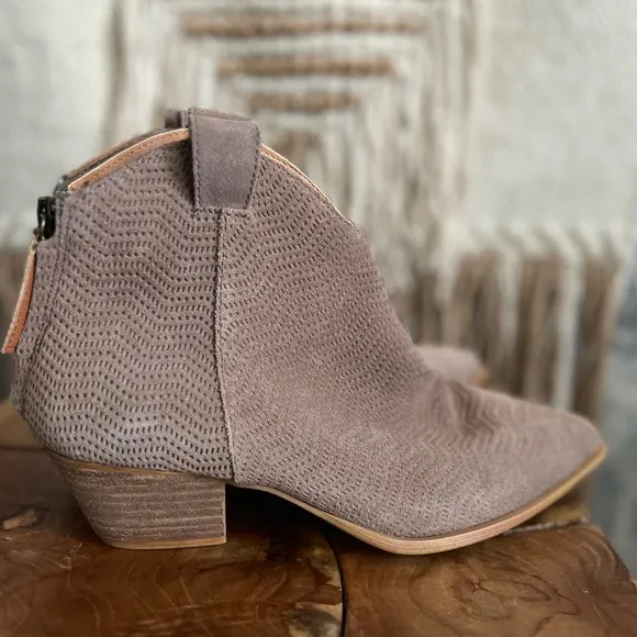 Perfect western booties pointy toe country style boots
