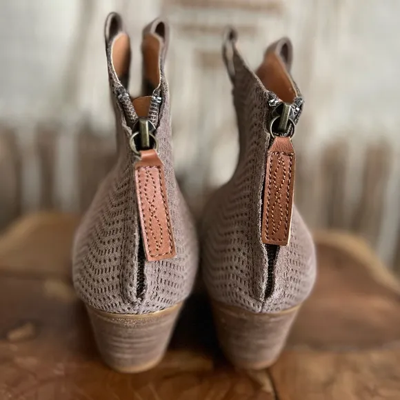 Perfect western booties pointy toe country style boots