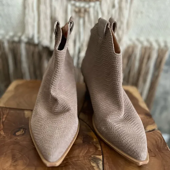 Perfect western booties pointy toe country style boots