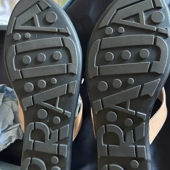 Prada thong Sandals patent leather 35 or 5