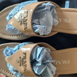 Prada thong Sandals patent leather 35 or 5