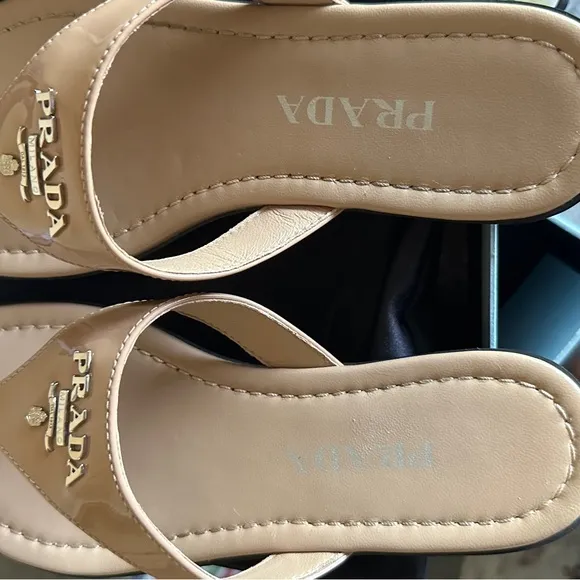 Prada thong Sandals patent leather 35 or 5