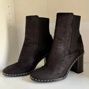 🖤Rag &amp; Bone Romi Chelsea Bootie- black- size 6- dome studs detailing the welt.