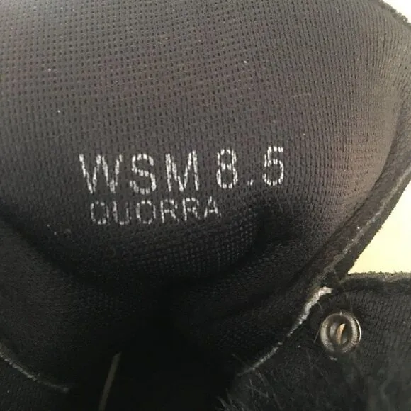 Report Womens  Quorra boots size 8.5