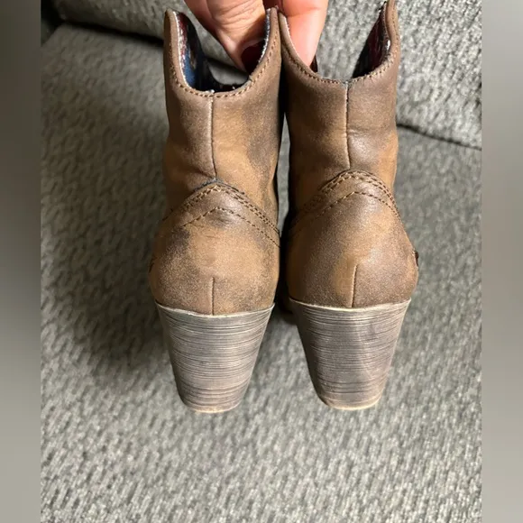 Rocket Dog Brown Faux Leather Heeled Pull On Western Ankle Boots Womens Size 6