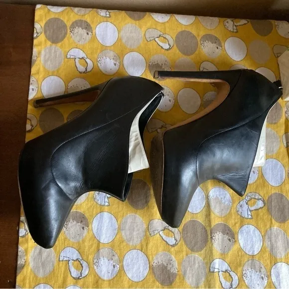 Rupert Sanderson London black tuxedo leather heels 39