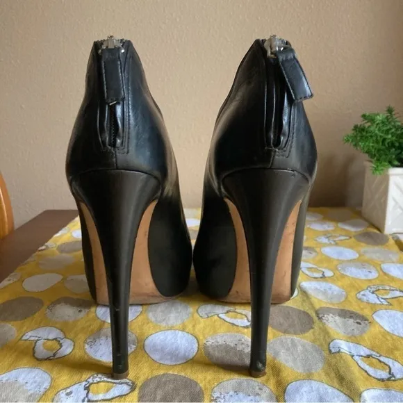 Rupert Sanderson London black tuxedo leather heels 39