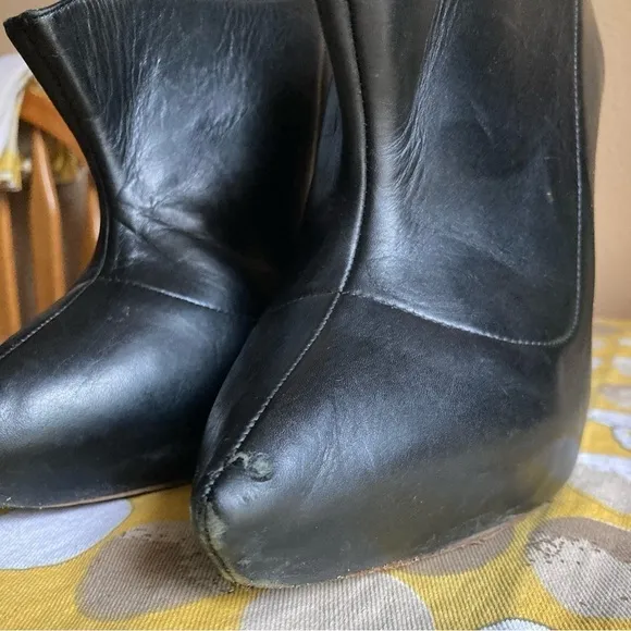 Rupert Sanderson London black tuxedo leather heels 39
