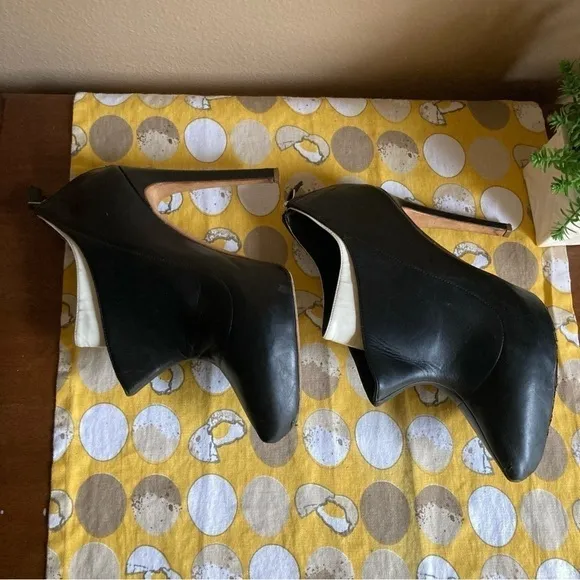 Rupert Sanderson London black tuxedo leather heels 39