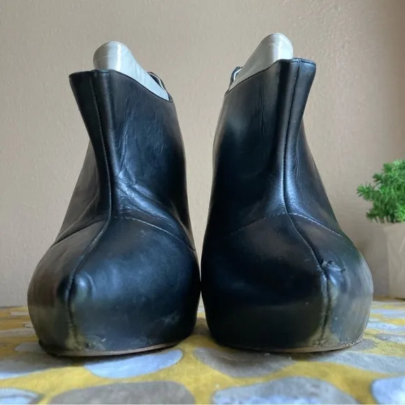 Rupert Sanderson London black tuxedo leather heels 39