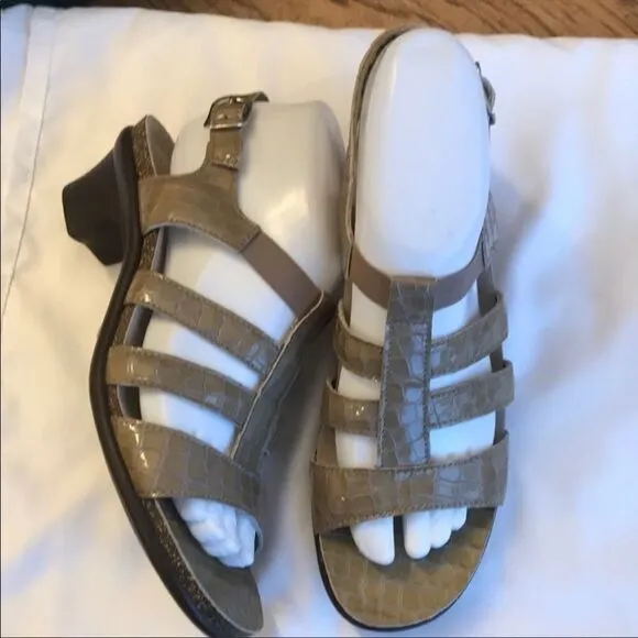 SAS ALLEGRO CROC SANDALS.  NEW