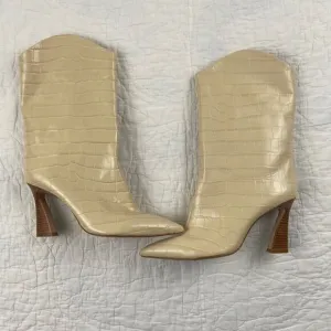 Schutz Faux Croc Leather Cream Colored High Heeled Boots size 9