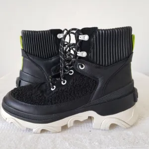 Sorel black waterproof leather plus fabric women's boots size 8.5