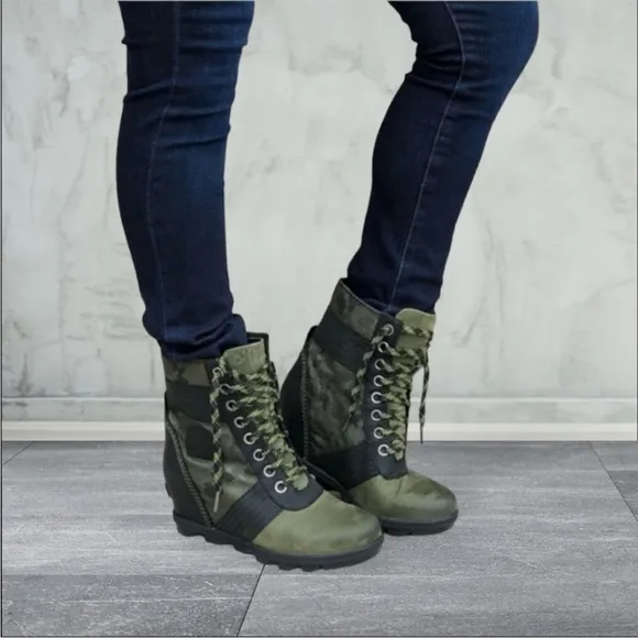 Sorel camo boots like new size 8