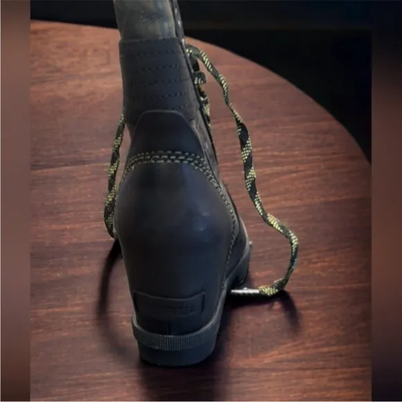 Sorel camo boots like new size 8