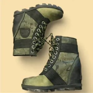 Sorel camo boots like new size 8