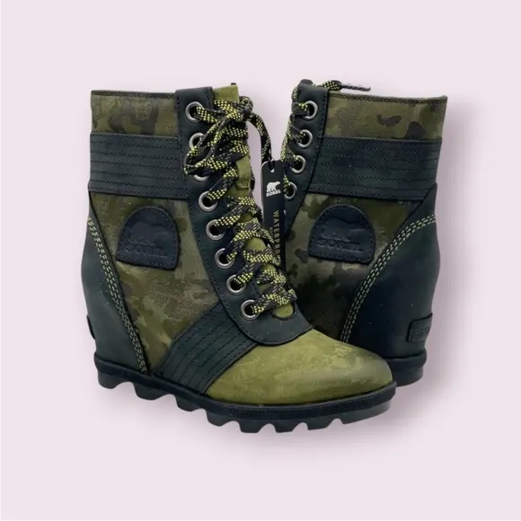 Sorel camo boots like new size 8