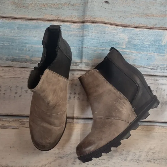 SOREL Gray &amp; Black Joan Of Arctic Wedge II Chelsea Leather  size 9 Ankle Boots