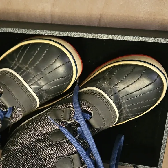Sorel herringbone pattern waterproof boots size 7