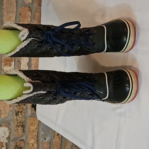 Sorel herringbone pattern waterproof boots size 7