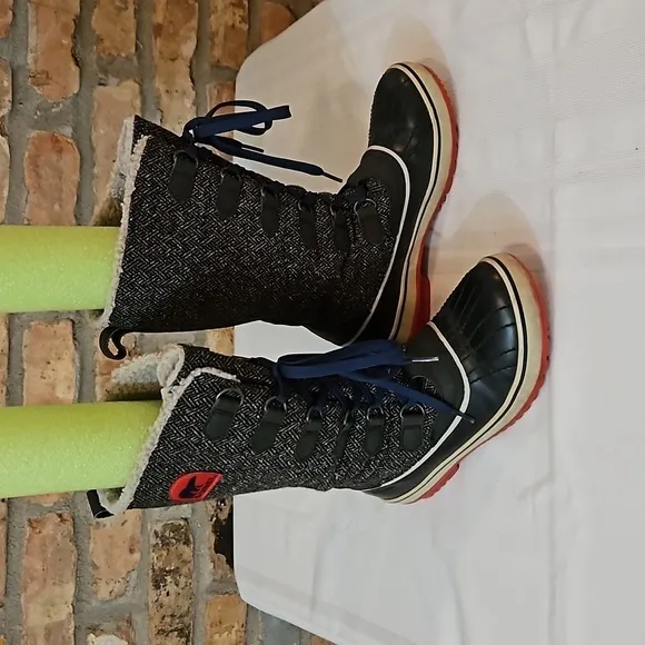 Sorel herringbone pattern waterproof boots size 7
