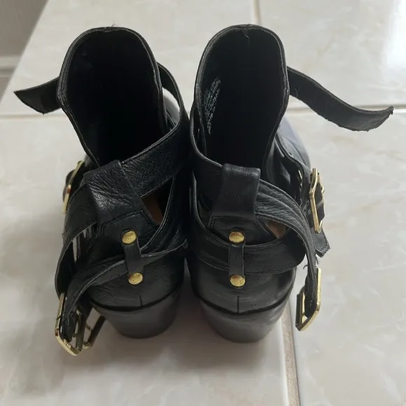 Steve Madden black leather ankle boots booties 6.5. Comfortable! Showstopper