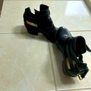 Steve Madden black leather ankle boots booties 6.5. Comfortable! Showstopper