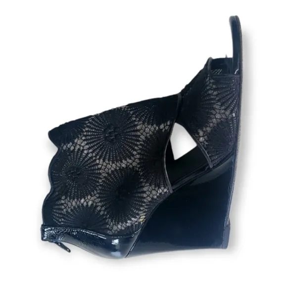Stuart Weitzman Black Lace And Patent Leather Wedge open toe Ankle Boots sz8.5